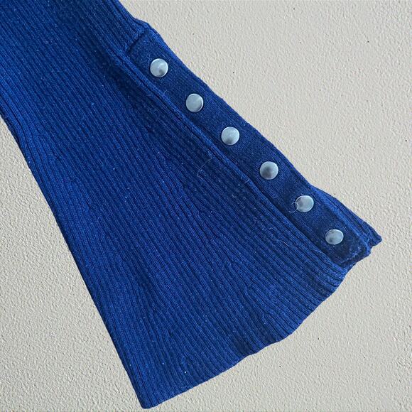 Blue bell sleeve stretchy sweater V neck ribbed knit buttons Knyt & Lynk preppy - Picture 4 of 6